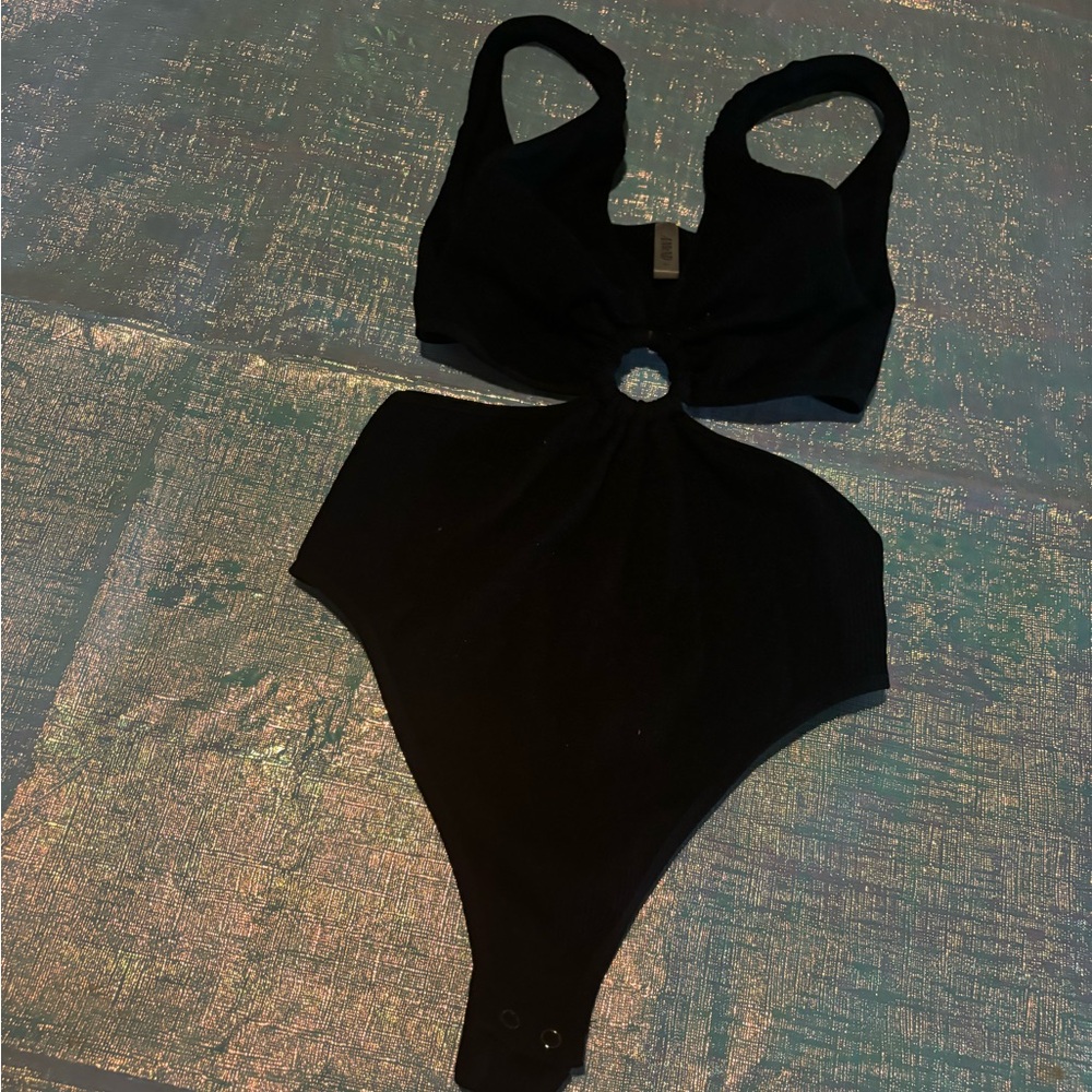 Black‎ Cutout bodysuit